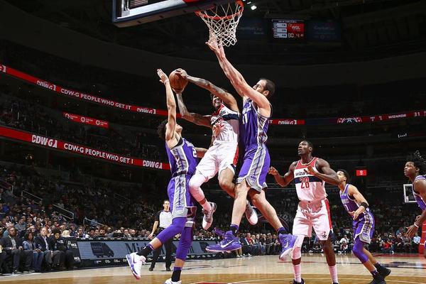 杜兰特连续得分，全队士气高涨