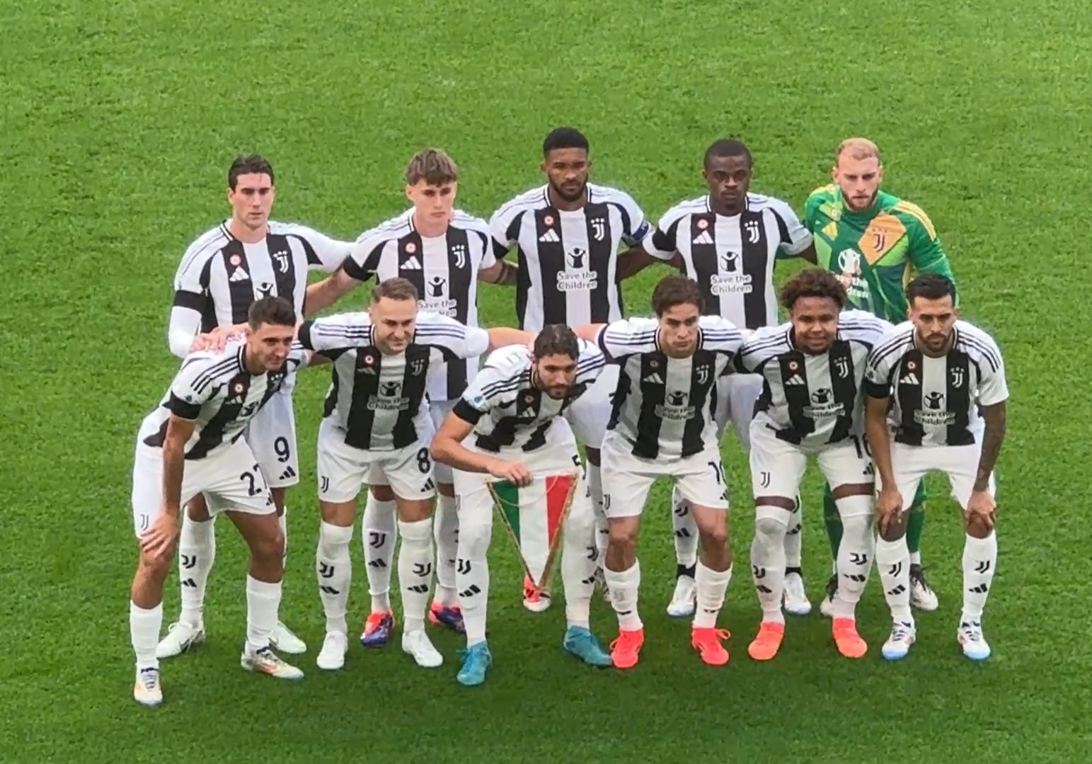 1-2！阿森纳遭读秒绝杀！曼城3-0大胜差2分，日本中场绝平利物浦