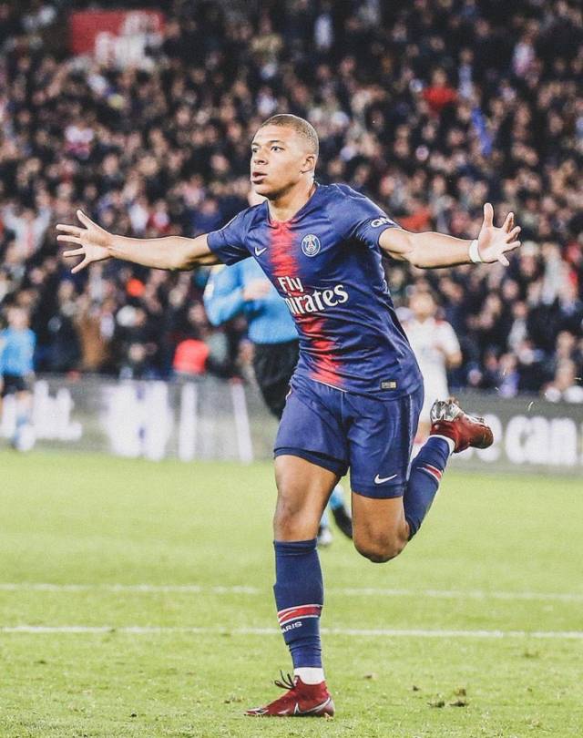 尤文官方：弗朗西斯科-孔塞桑当选队内10月最佳球员