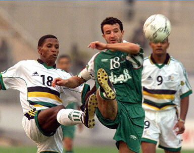 球星关键球命中后转身太霸气